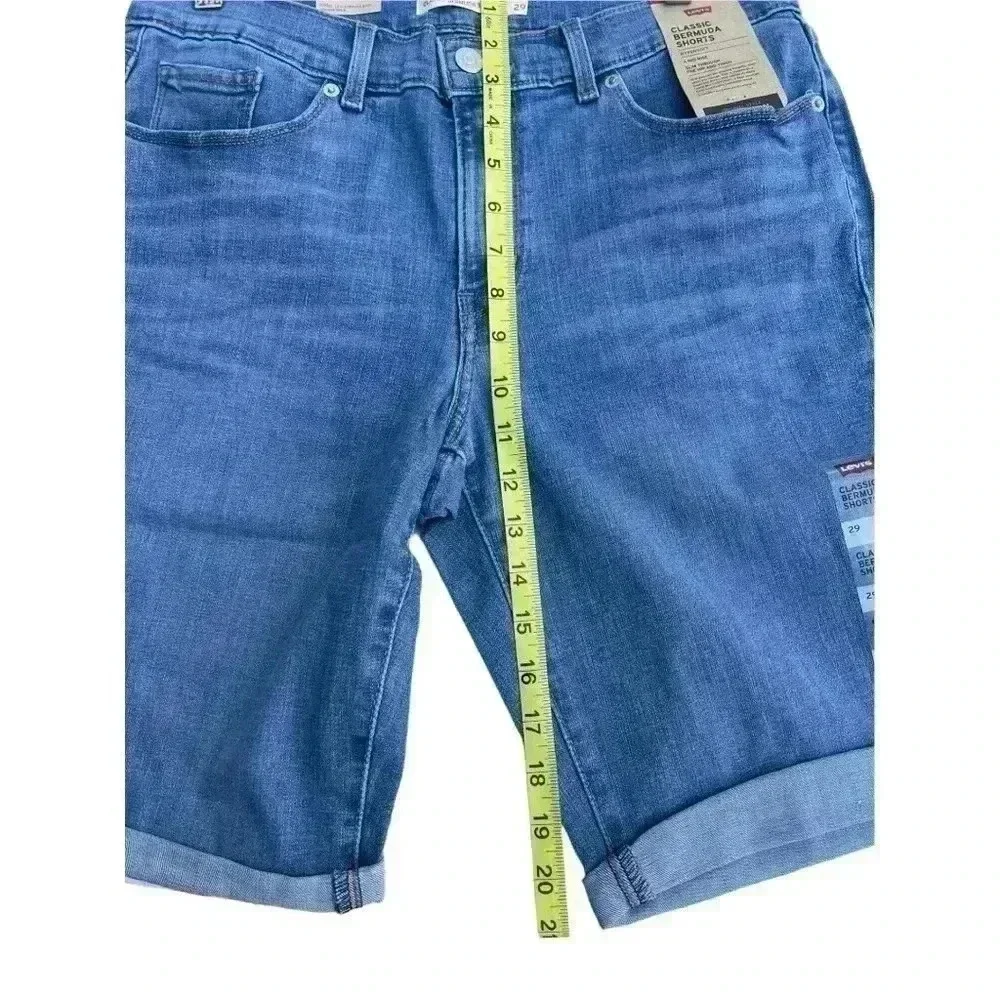 LEVI’S CLASSIC BERMUDA JEAN SHORTS•MEDIUM•SIZE 8•